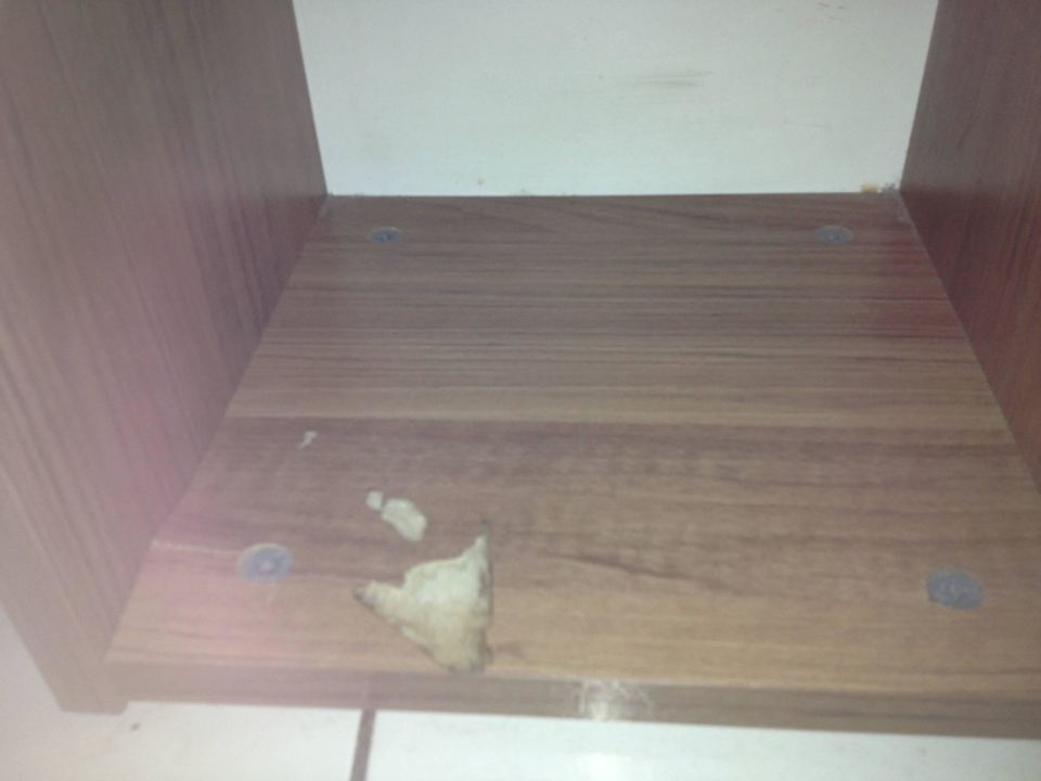Beschädigter Nachtschrank Royal Hotel