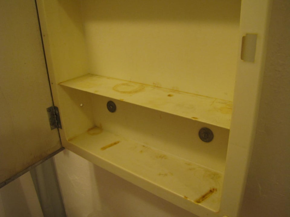 Absolut ekelhafter Spiegelschrank Hostel Stay On Main
