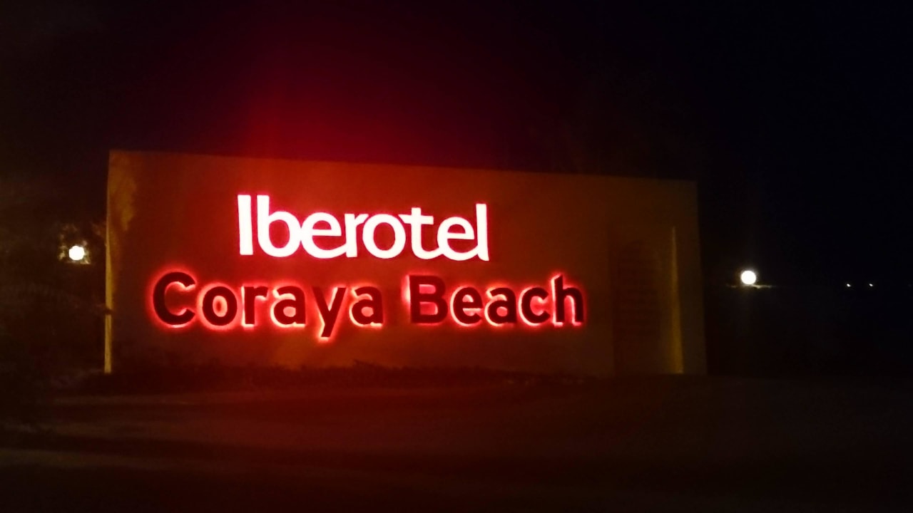 Eingang zum Hotel bei Nacht Steigenberger Coraya Beach - Adults only