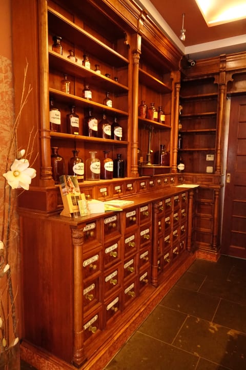 Die Rezeption ist im Stil einer Apotheke Hotel Goldener Anker