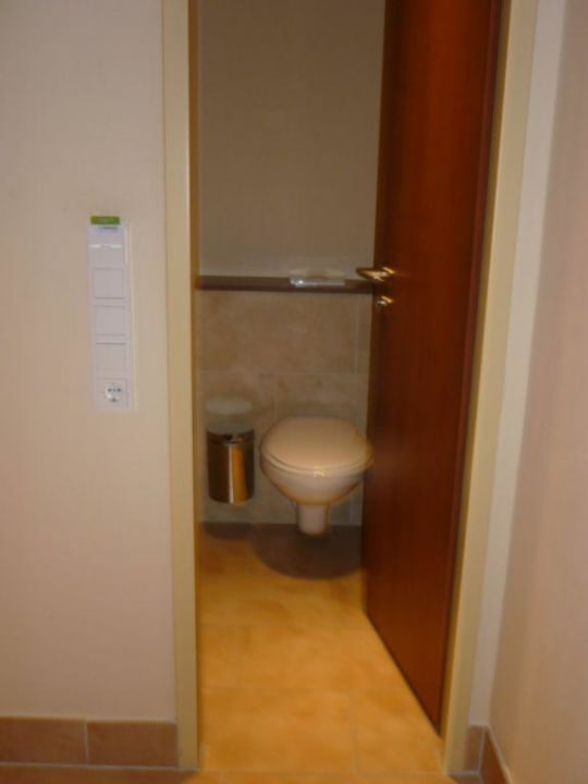 Toilette in seperatem Raum Lindner Hotel Hamburg Am Michel, part of JdV by Hyatt