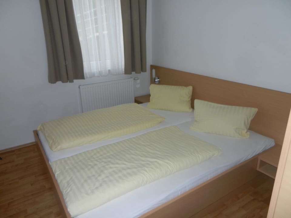 Schlafzimmer im Familienappartment Panoramadorf Saualpe