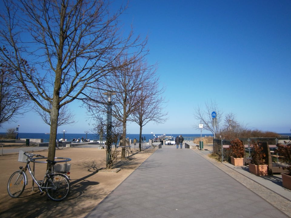 Strandpromenade, rechts & links gehts noch weiter Neptun Hotel Kühlungsborn