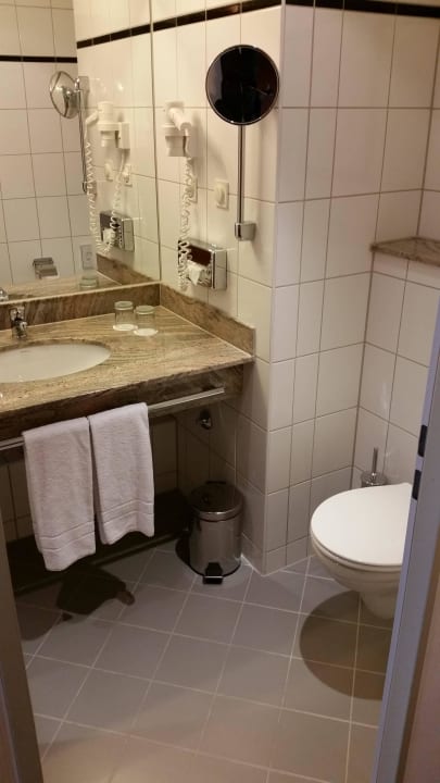 Großes und sauberes Badezimmer Welcome Hotel Gelsenkirchen