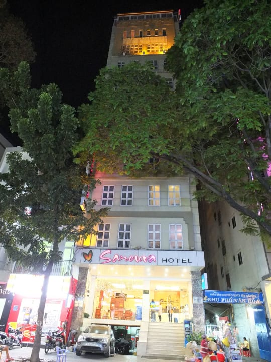 Straßenseite des Hotels Sanouva Hotel