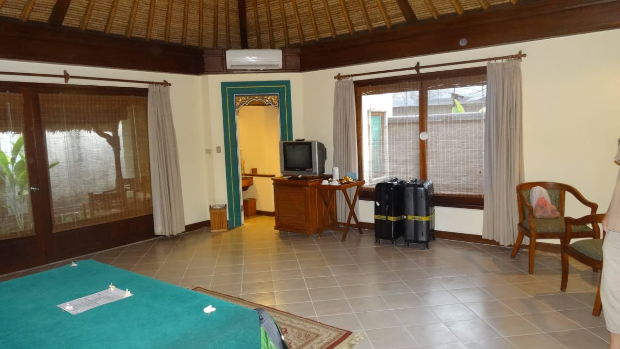 Rechts: Außendusche, links Terrasse Puri Bagus Lovina