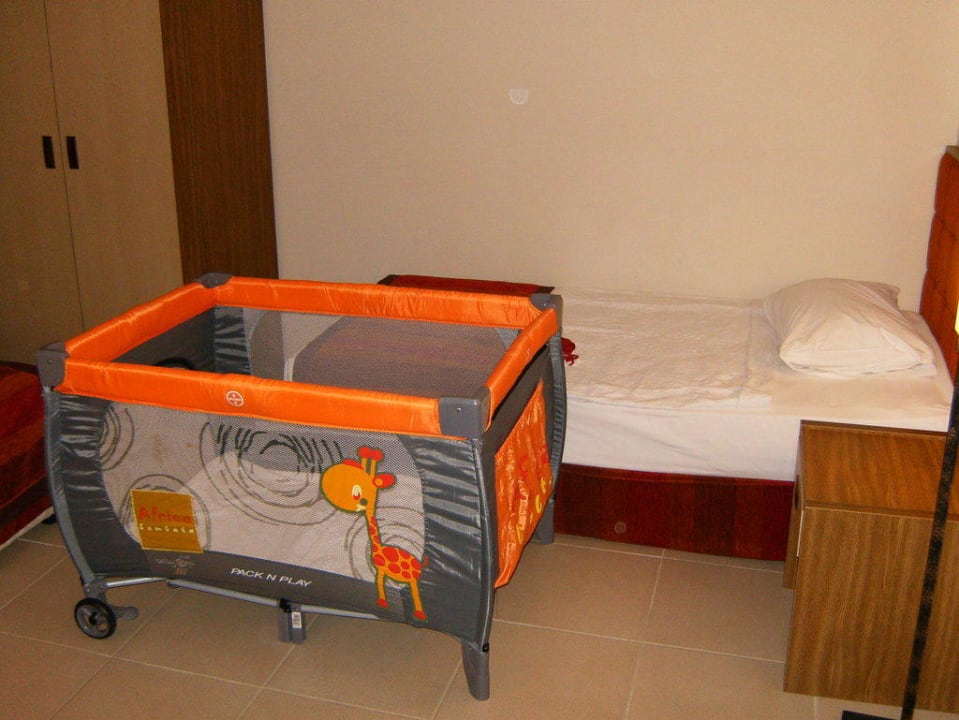 Kinderzimmer mit Babybett TUI BLUE Palm Garden