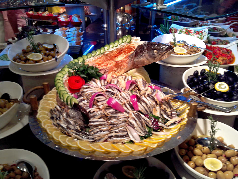 Ein schon halb abgenagter Lachs Sunis Evren Beach Resort Hotel & Spa