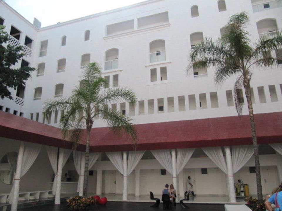 Wejście do hotelu Bel Air Collection Resort & Spa Cancun Resort