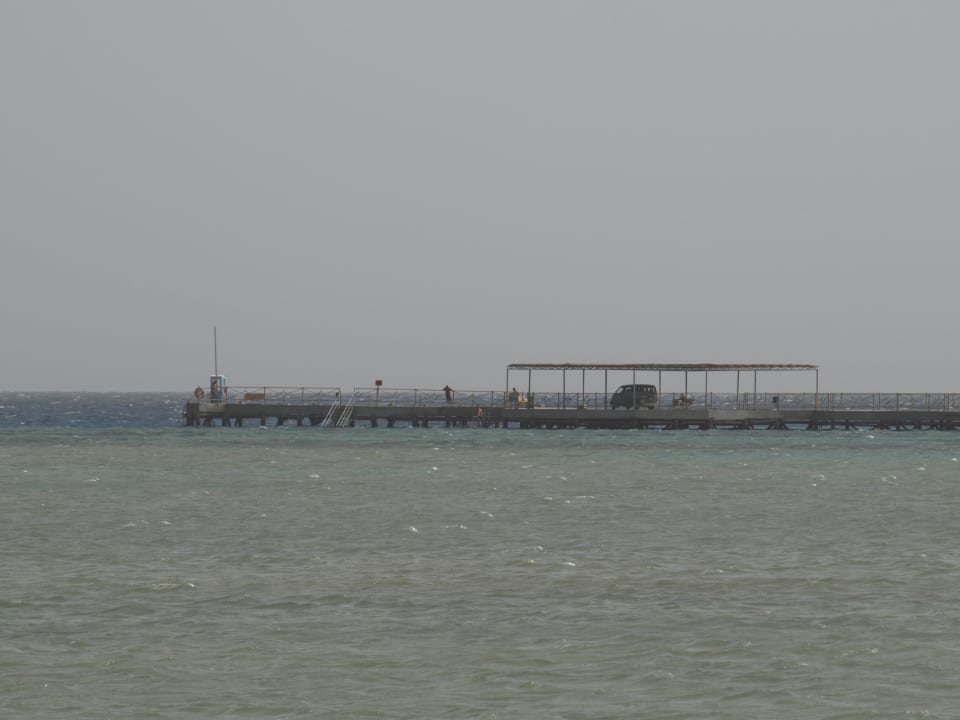 Steg vom Nachbarhotel JAZ Aquamarine Resort