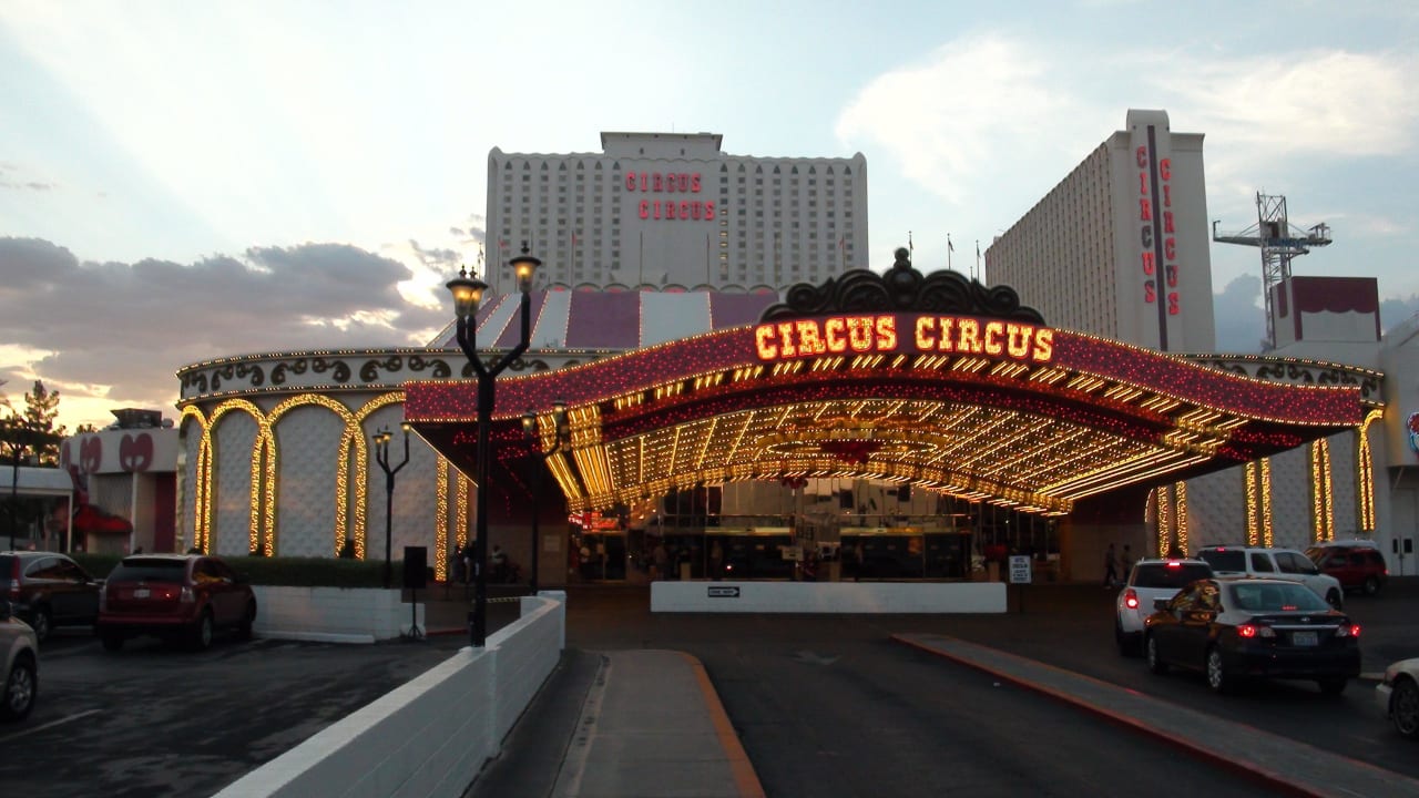 Devant  Hotel Circus Circus