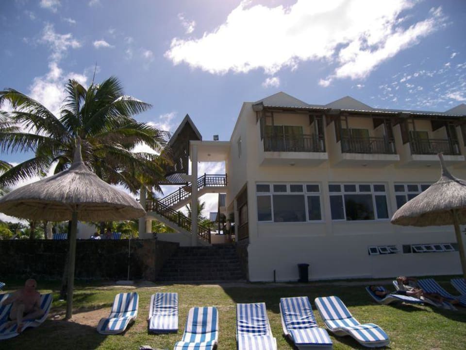 Hotel vom Strand gesehen Le Peninsula Bay Beach Resort & Spa