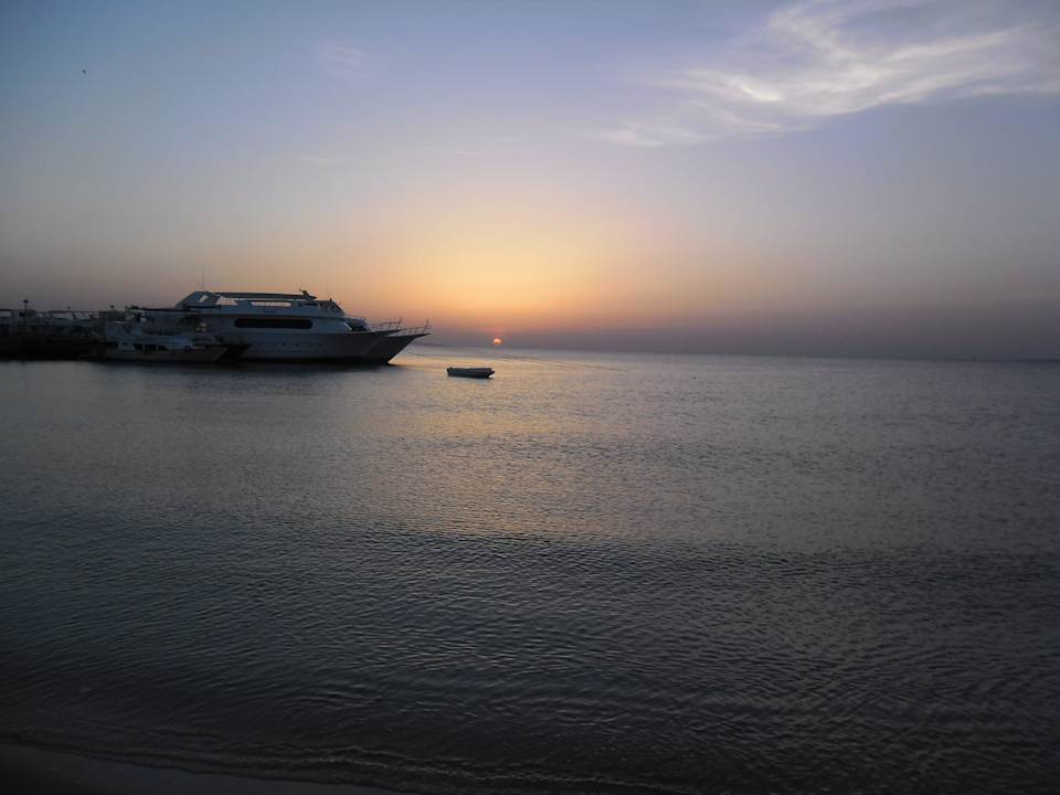 Sonnenaufgang am Strand von Menaville Menaville Safaga