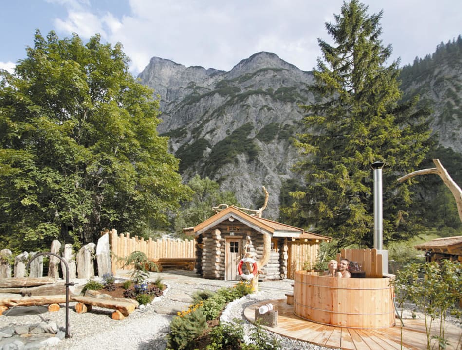 Der Hot Pot im Saunagarten Gramai Alm alpengenuss & natur spa