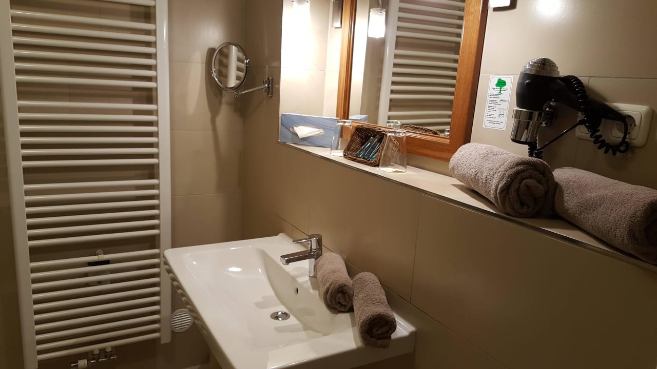 Badezimmer im Prestige Zimmer Hotel Ampervilla