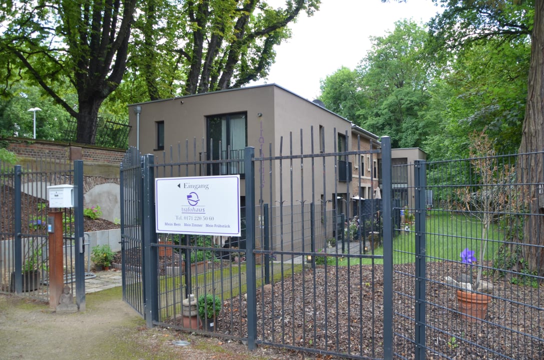 Eingang zum Hotel; Hotel ist im vorderen Bereich Hotel Trafohaus am Kaiserbahnhof