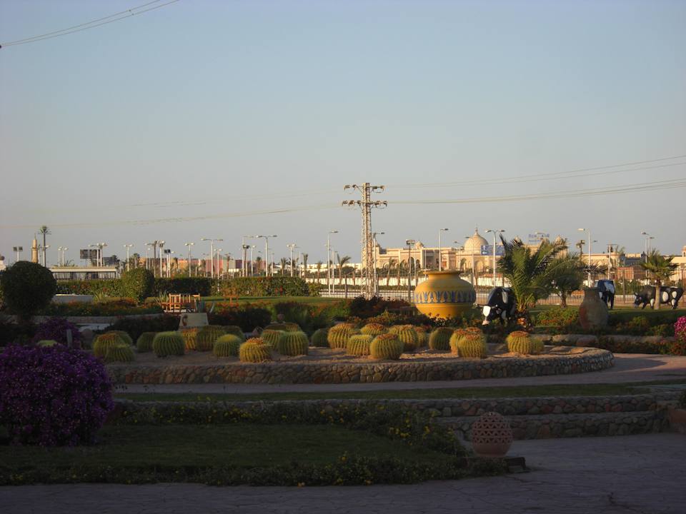 Vor dem Hotel Pickalbatros Alf Leila Wa Leila Resort - Neverland Hurghada