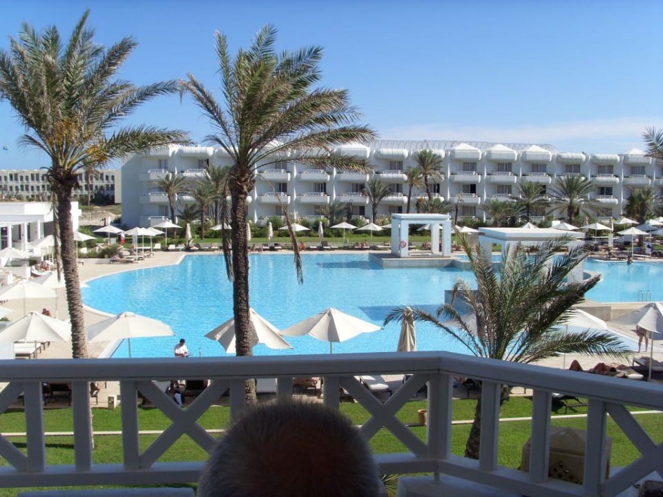 Blick vom Balkon auf den Pool Radisson Blu Palace Resort & Thalasso Djerba