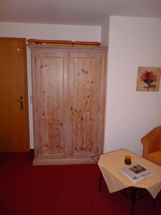 Tisch mit drei Stühlen und Schrank Landpension Haus Ruth