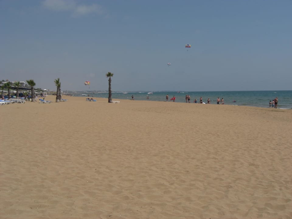 Breiter feindsandiger Strand Club Grand Aqua