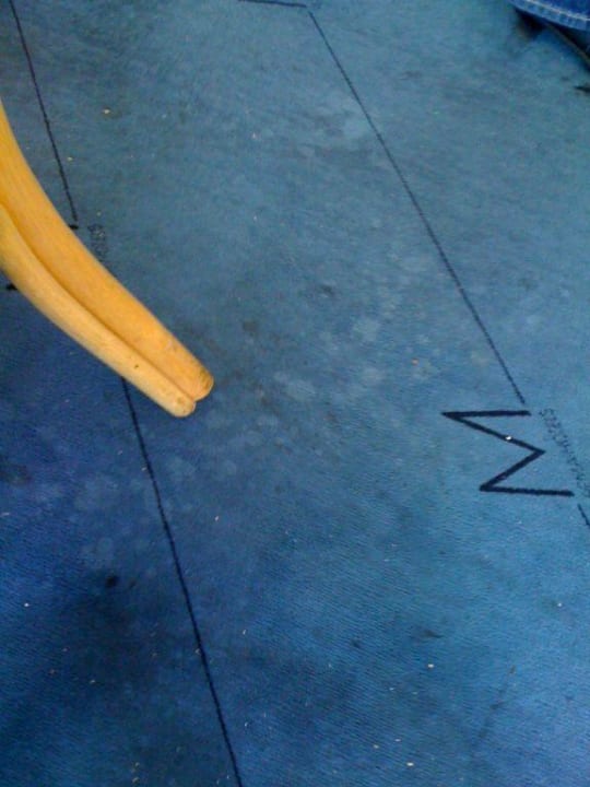 Verdreckter Boden im Frühstücksraum Hotel Domicil Hamburg by Golden Tulip