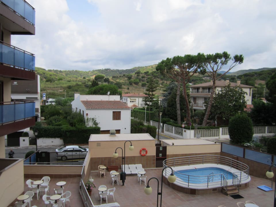 Der kleine Pool auf unserer Seite des Hotels htop Jadhe