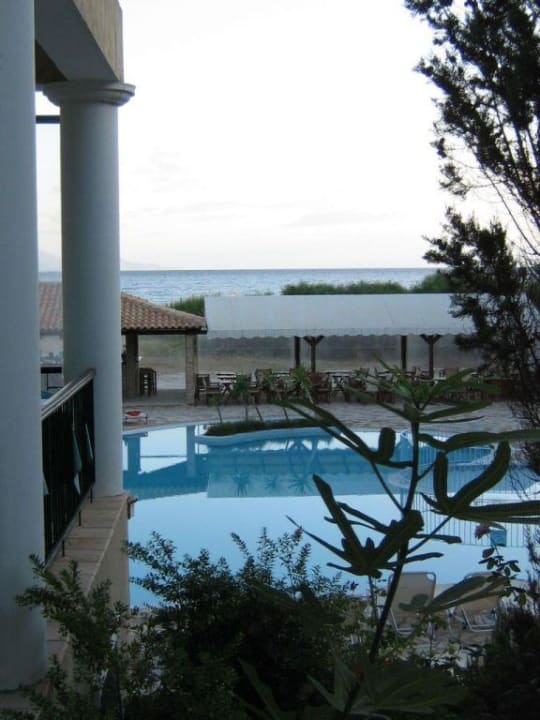 Blick auf den Pool Strofades Beach Hotel