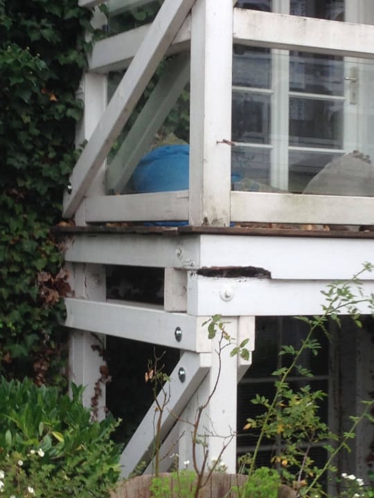 Außenansicht unterm Balkon Rujana Ferienwohnungen - Altes Postamt