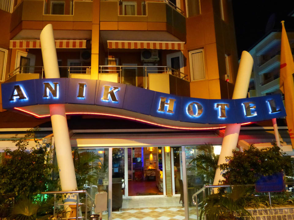 Eingang am Abend Anik Hotel