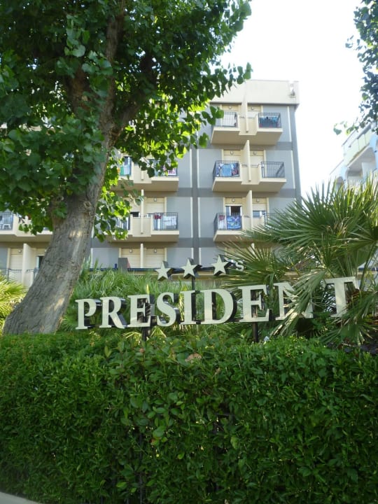 Straßenansicht Hotel President