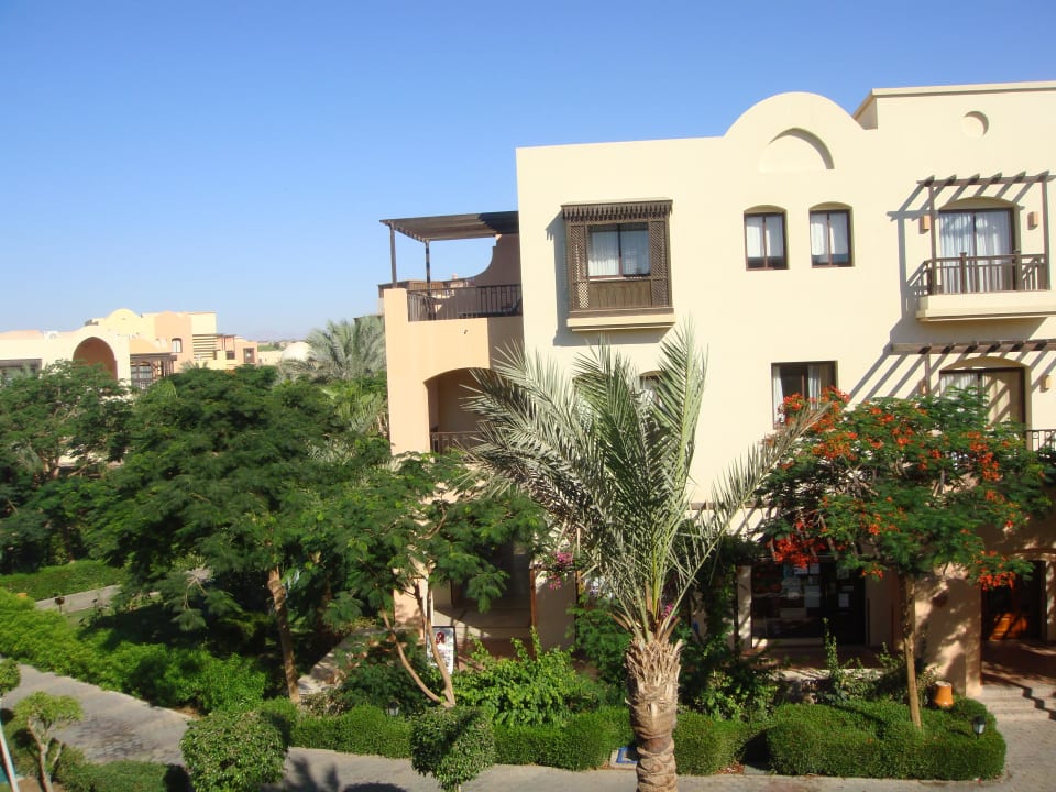 Blick vom Zimmer in den Hotelgarten Jaz Makadi Oasis Resort