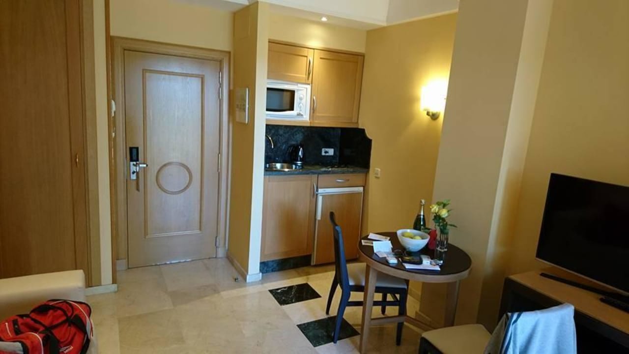 Wohnbereich mit Küchenecke Grupotel Playa de Palma Suites & Spa