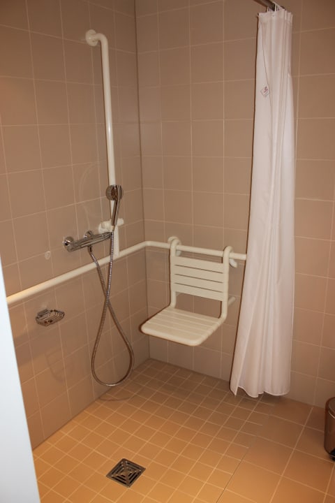 Rollstuhlgängiges Badezimmer Courtyard by Marriott Basel