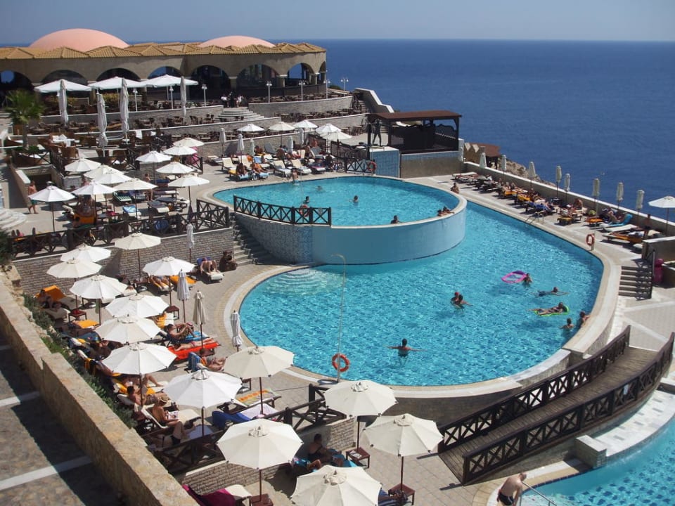 Pool mit Restaurant im Hintergrund Hotel Kalithea Horizon Royal
