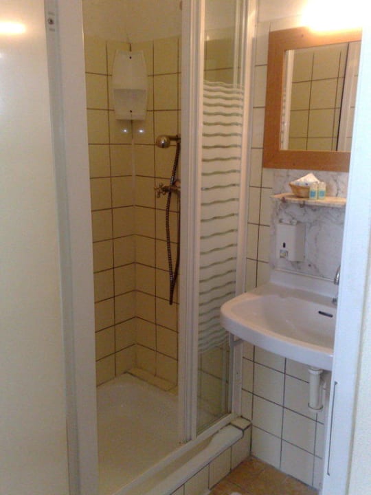 Badezimmer linke Seite Hostel Cosmos Amsterdam