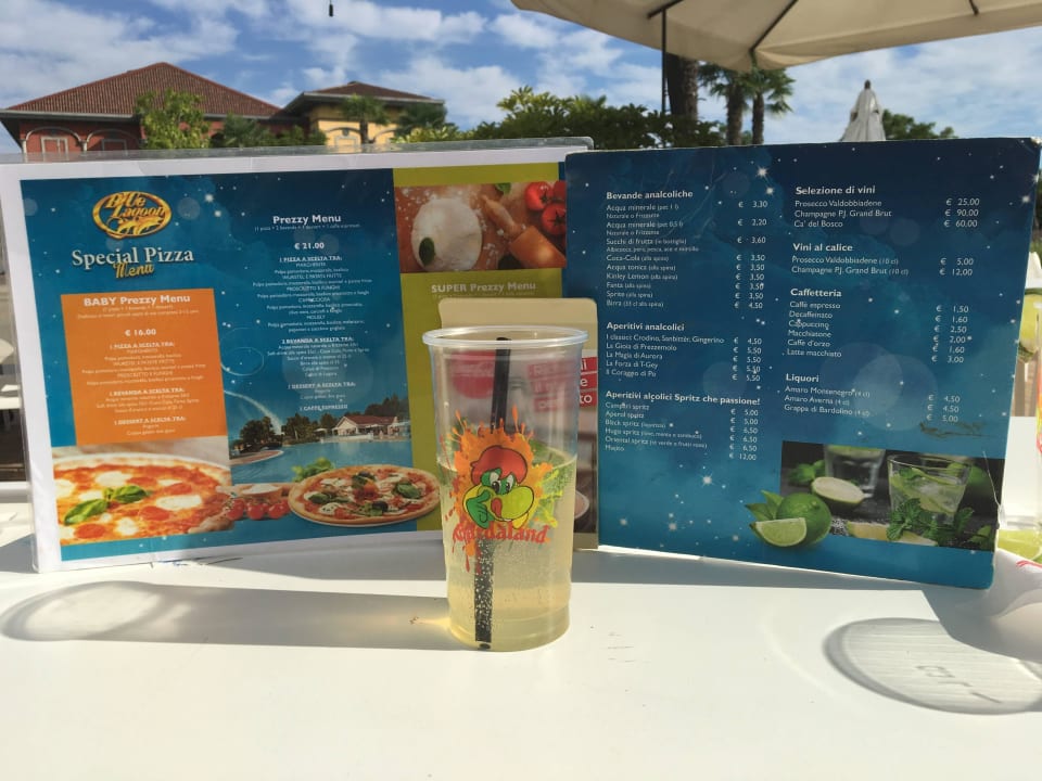 Auswahl Getränke und Essen  Gardaland Adventure Hotel