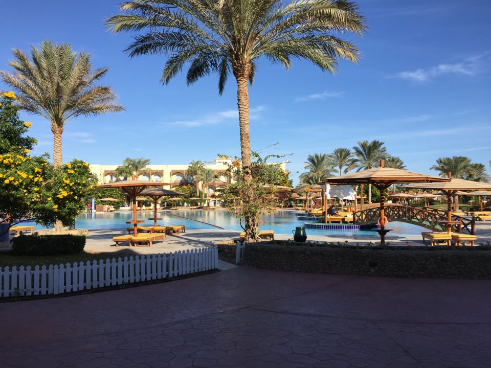 Ein Bild vom Ruhe Pool in Richtung Lobby (Haupthaus) Desert Rose