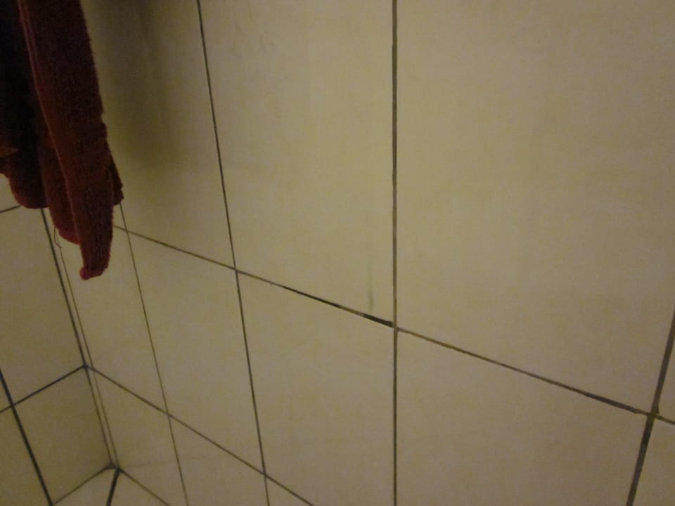 Badwand mit Duschgelspritzer vorheriger Gäste Diani Sea Resort