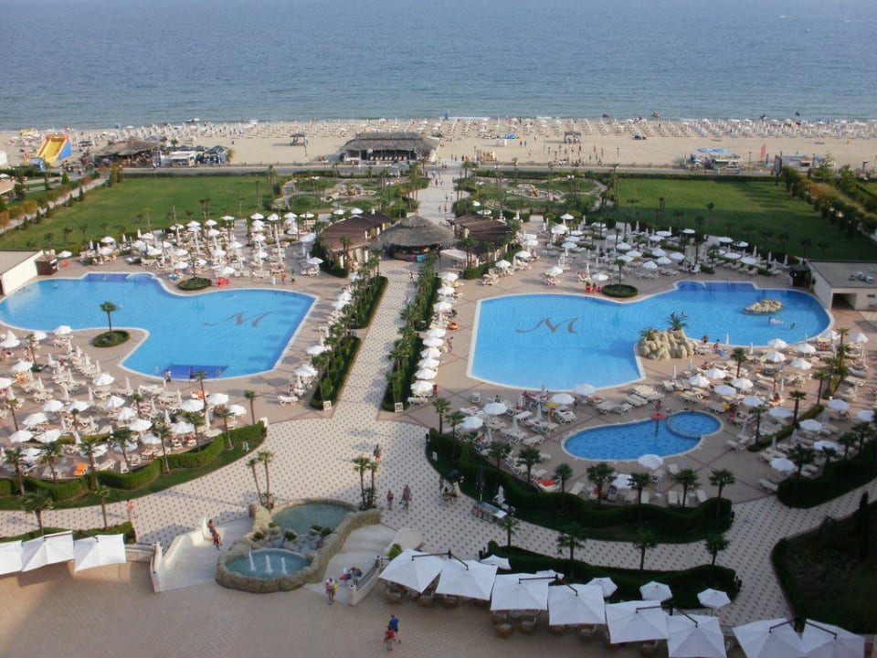 Ausblick auf die Poolanlage DIT Majestic Beach Resort
