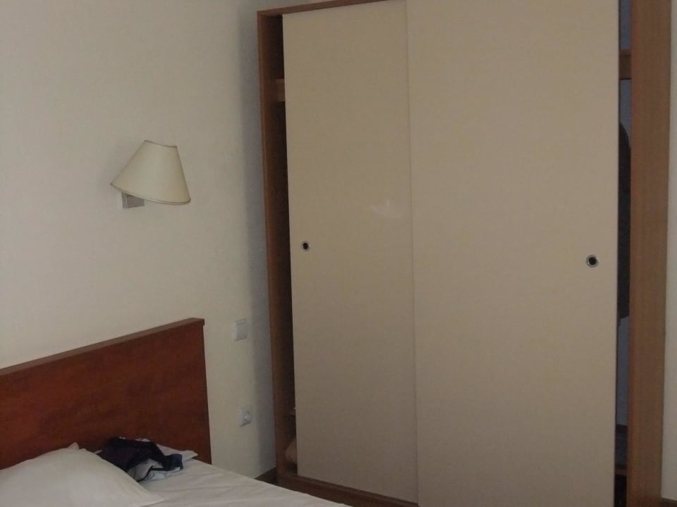 Schrank Dreibettzimmer Duni Royal Holiday Village