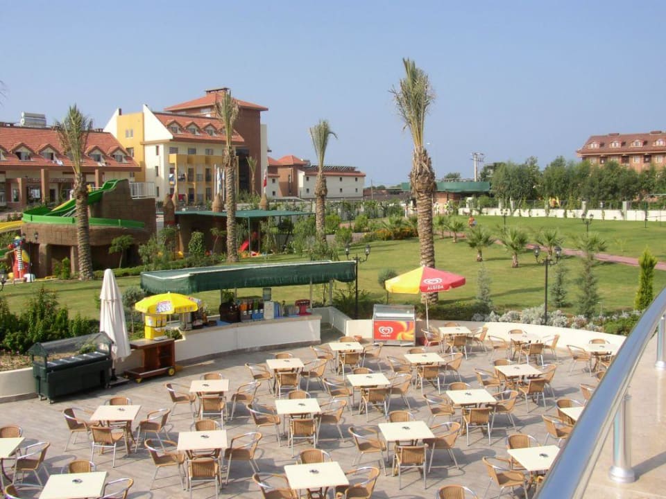 Blick von der Terrasse auf den Gartenbereich Side Breeze Hotel