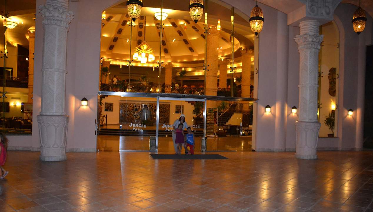 Главное здание Pickalbatros Jungle Aqua Park Resort - Neverland Hurghada
