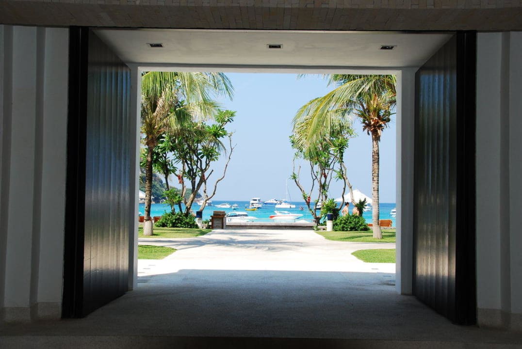 Blick aus dem Hauptgebäude auf den Strand Hotel The Racha