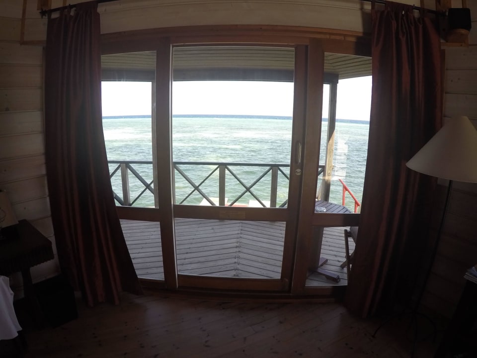 Blick aus dem Hauptzimmer aufs Meer Kuredu Island Resort & Spa