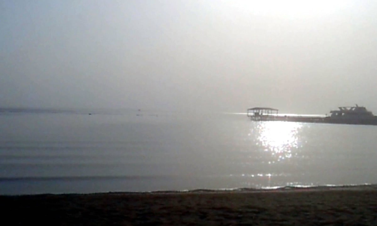 Ein seehr seltener Anblick (ruhiges Meer) Three Corners Equinox Beach Resort