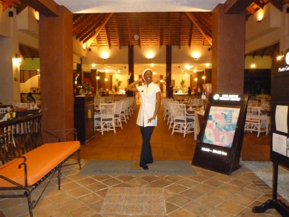 Mercedes bringt uns zum Tisch Punta Cana Princess All Suites Resort & Spa