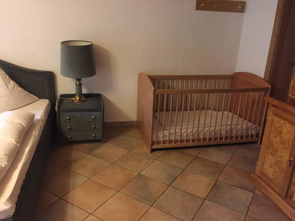 Eines der Doppelzimmer mit Babybett Gruppenferienhaus Landhaus St.Oswald