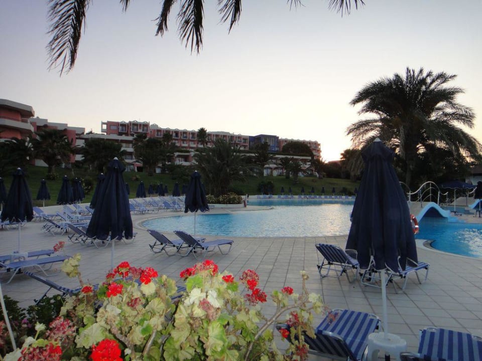 Pool kurz vor Dunkel werden Kresten Palace Hotel