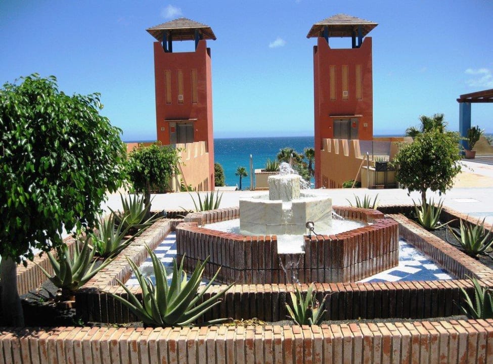 Springbrunnen sowie schöner Blick auf die 2 Türme H10 Tindaya