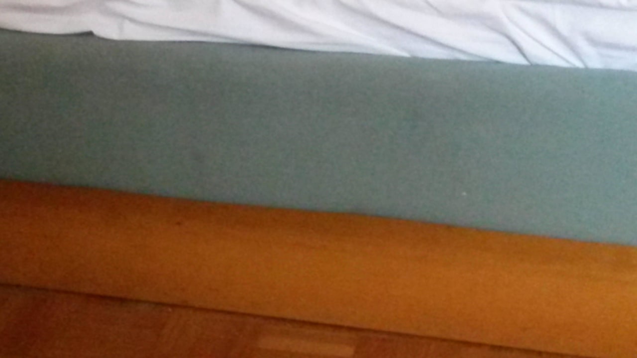 Undefinierbare Flecken auf der Bettumrandung Terme Banovci - Hotel Zeleni Gaj